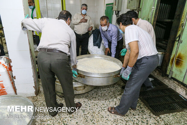 طبخ و توزیع غذای حضرتی امام رضا در یزد
