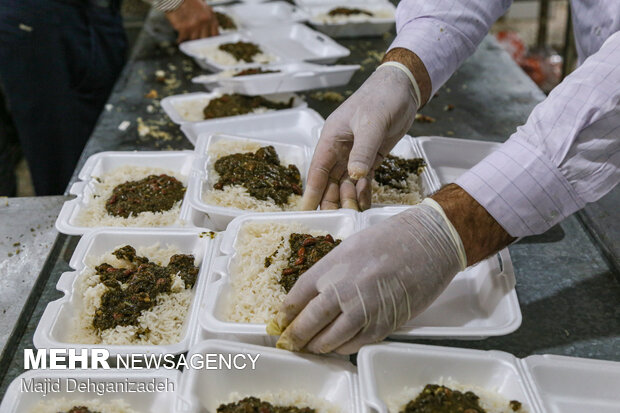 طبخ و توزیع بیش از ۱۲ هزار پرس غذای گرم در قزوین