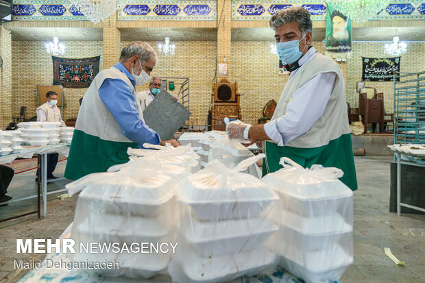 طبخ و توزیع غذای حضرتی امام رضا در یزد