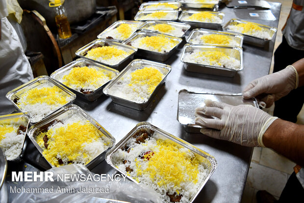 ۱۵۰۰ غذای متبرک در روستاهای محروم گناباد توزیع شد
