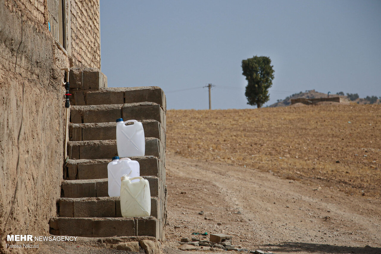روستای «چشمه جنتی» آب ندارد/ مردم از برکه آب می خورند