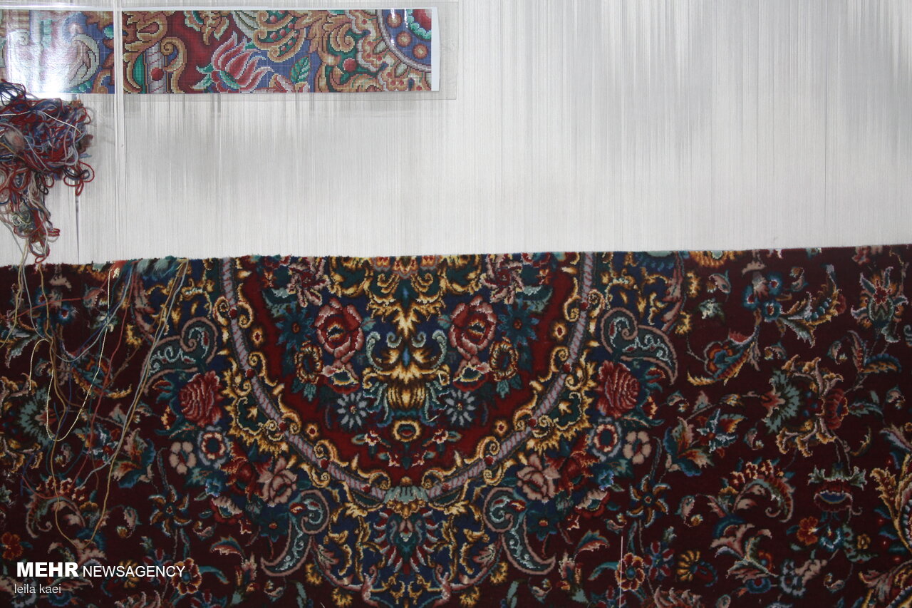 خلق آثار ماندگار توسط هنرمندان نقشه‌کش فرش‌های دستباف در کاشان
