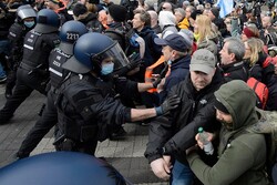 بازداشت ۶۰۰ معترض در برلین/ دست کم ۱۰ نیروی پلیس زخمی شدند