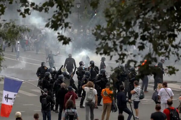 پلیس فرانسه با معترضان به محدودیت های کرونایی درگیر شد