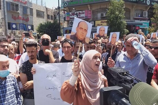 عائلة "بنات" تدعو الشعب الفلسطيني لتحقيق العدالة في قضية مقتل نزار 