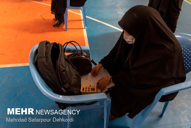 İran'da gazeteciler için aşılama başladı