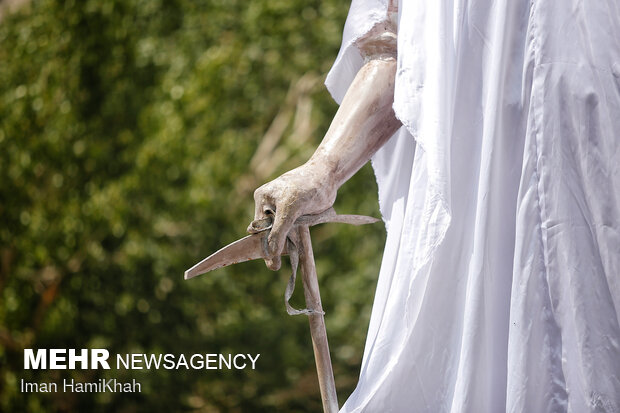 Statue of Iran's classic mountaineering father unveiled