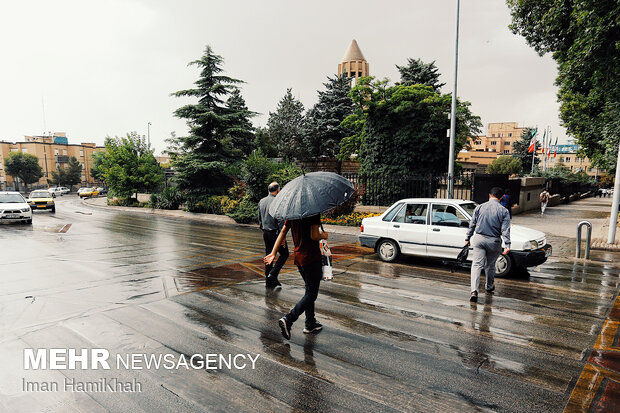 Hemedan kentinde yaz yağmuru