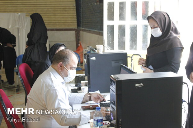 استقبال معلمان کرمانشاهی از واکسن ایرانی برکت
