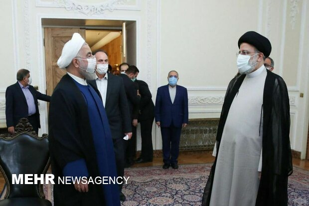 الرئيس الايراني يتسلم ديوان الرئاسة من الرئيس السابق روحاني