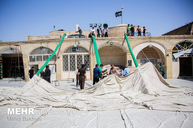 برافراشتن خیمه عزاداری محرم در صحن امامزاده موسی مبرقع قم