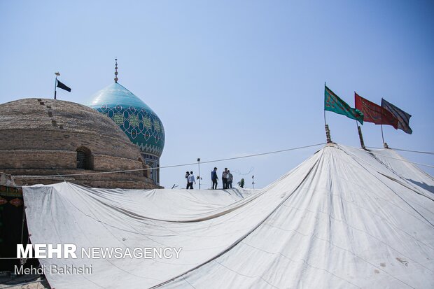 برافراشتن خیمه عزاداری محرم در صحن امامزاده موسی مبرقع قم