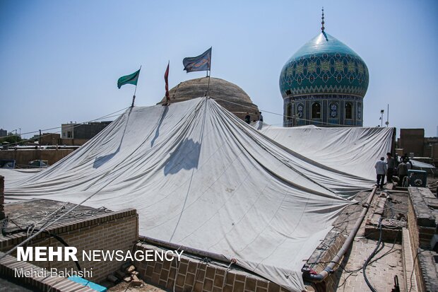 برافراشتن خیمه عزاداری محرم در صحن امامزاده موسی مبرقع قم