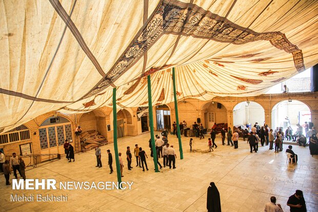 برافراشتن خیمه عزاداری محرم در صحن امامزاده موسی مبرقع قم