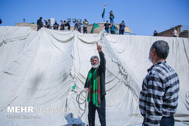 برافراشتن خیمه عزاداری محرم در صحن امامزاده موسی مبرقع قم