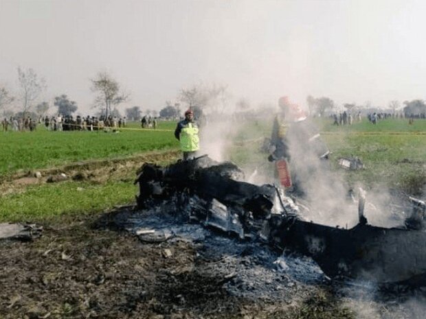 پاکستانی فضائیہ کا چھوٹا طیارہ گر کر تباہ ہوگيا پاکستانی فضائیہ کا چھوٹا طیارہ گر کر تباہ ہوگيا