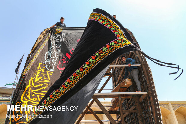 Decorating ‘Nakhl’ for Muharram in Yazd