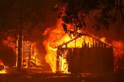 California'nın en büyük ikinci yangını 705 bin dönümlük alanı küle çevirdi