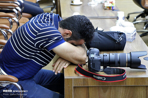 خبرنگاران در محاصره مشکلات و وعده ها/مصائب در یک تیتر نمی گنجد