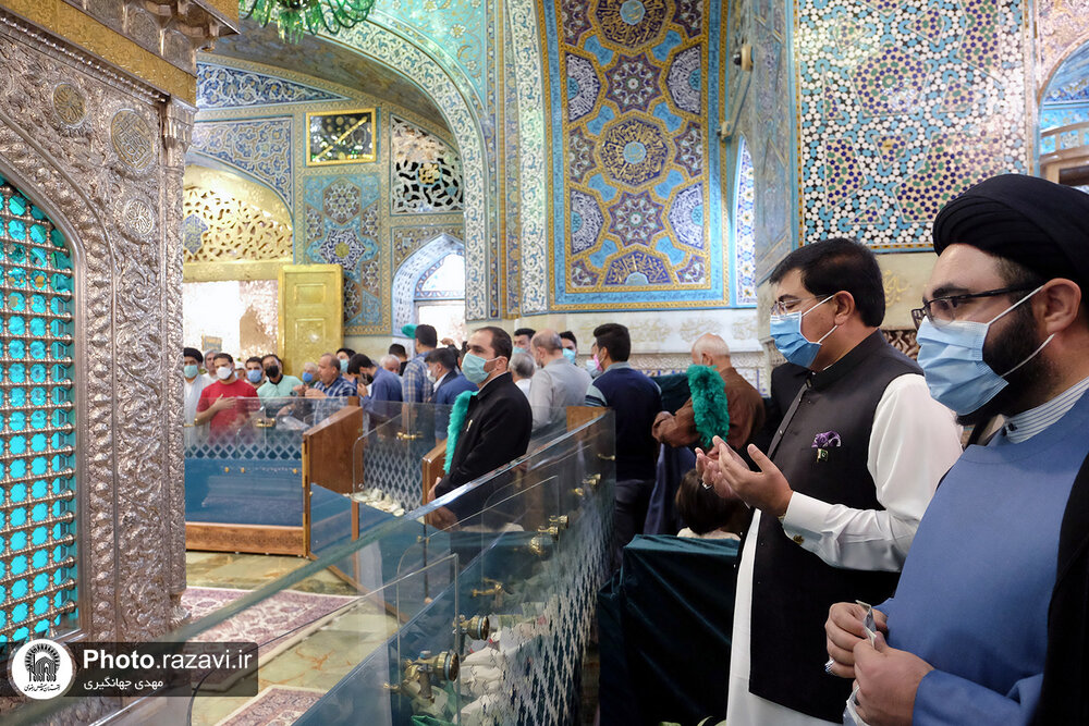 پاکستان کے چیئرمین سینیٹ صادق سنجرانی کی مشہد مقدس میں روضہ امام رضا (ع) پر حاضری