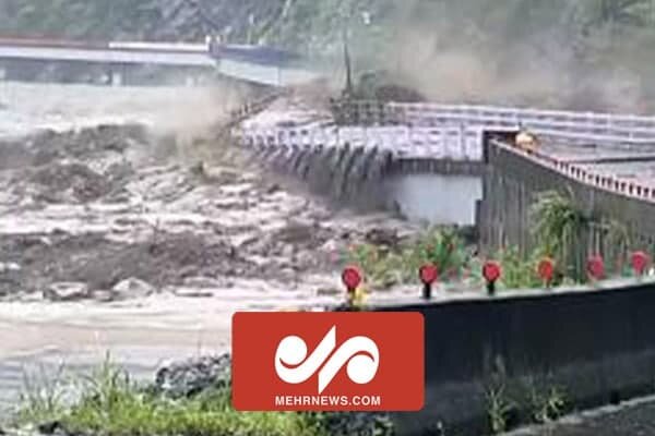 تخریب یک پل بر اثر سیل در تایوان