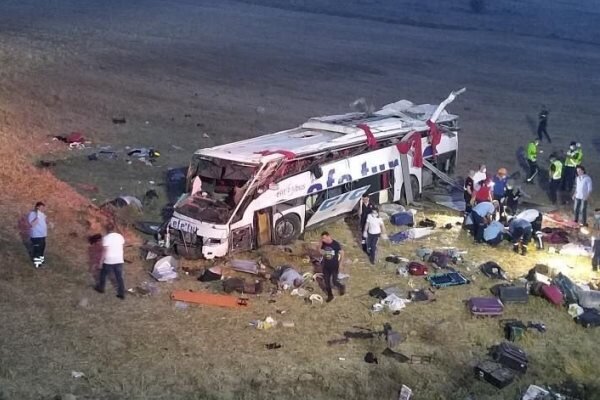 واژگونی اتوبوس در محور یزد به ابرکوه ۲۲ مصدوم بر جا گذاشت