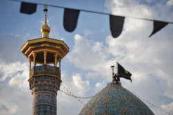 حرم مطہر شاہچراغ کے گنبد پر پرچم عزائے حسینی نصب کردیا گیا