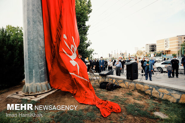 اهتزاز پرچم عزای حسینی در همدان
