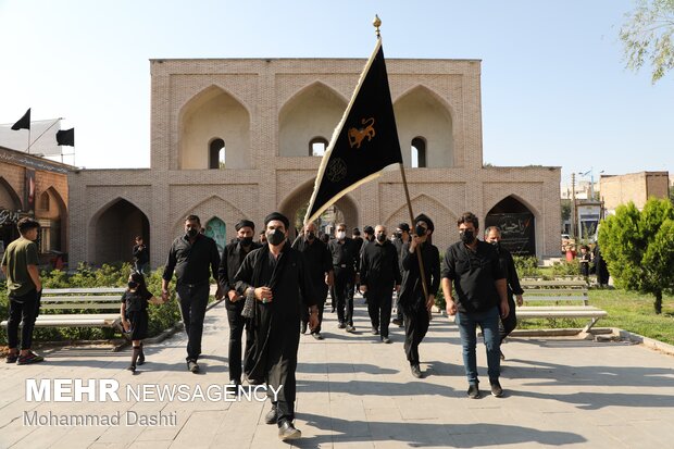 آیین سنتی طشت گذاری در بقعه جهانی شیخ صفی الدین اردبیلی
