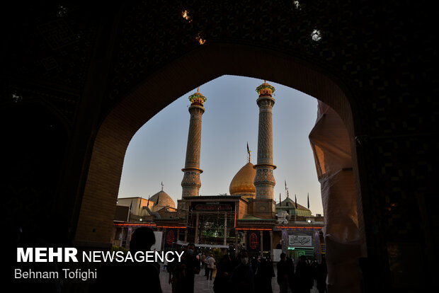 اهتزاز پرچم گنبد حرم امام حسین (ع) برفراز بارگاه حضرت عبدالعظیم (ع)