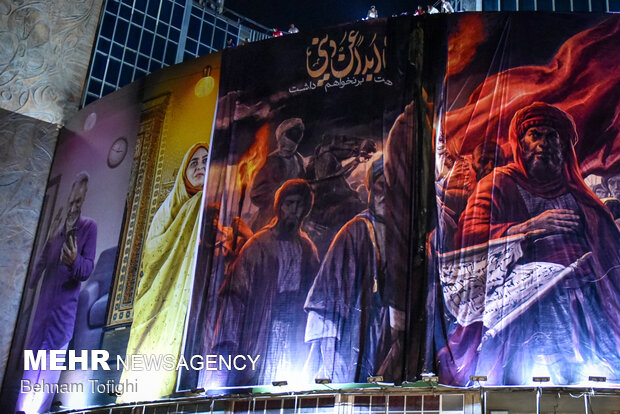 Tahran'daki Valiasr Meydanı'nda Muharrem için yeni resim asıldı 
