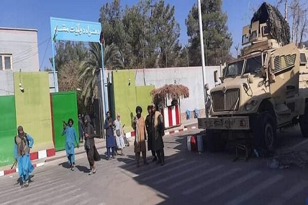 دفتر والی و فرماندهی پلیس فراه به دست طالبان سقوط کرد