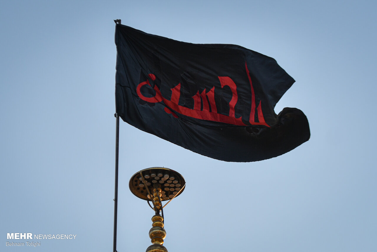 حرم مطہر شاہ عبدالعظیم کے گنبد پر پرچم عزائے حسینی نصب