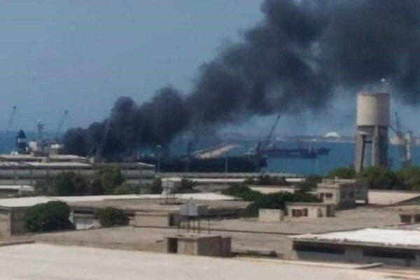 یک کشتی تجاری در بندر سوریه دچار انفجار و آتش سوزی شد+فیلم