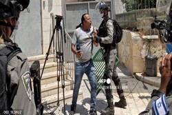 VIDEO: Zionist forces attacking Al-Manar reporter