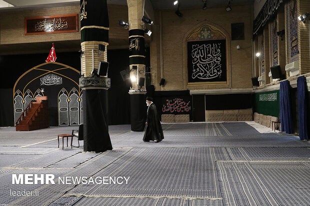 Leader hosts mourning ceremony of Imam Hussein(PBUH)