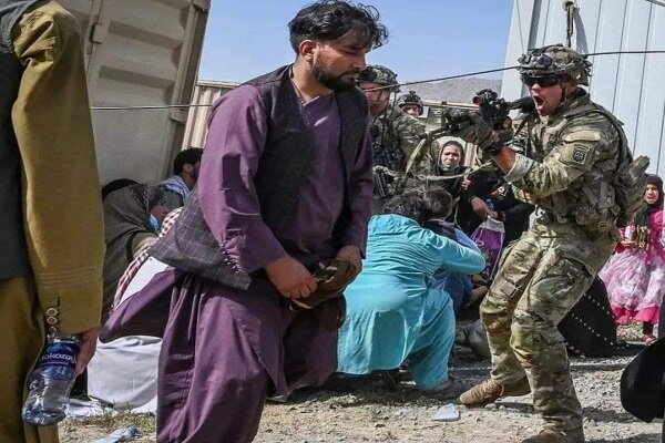 گزارشی از خشونت طالبان خارج از فرودگاه کابل دریافت نکردیم