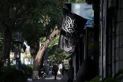 نصب پرچم های عزاداری نسل حسینی در تبریز