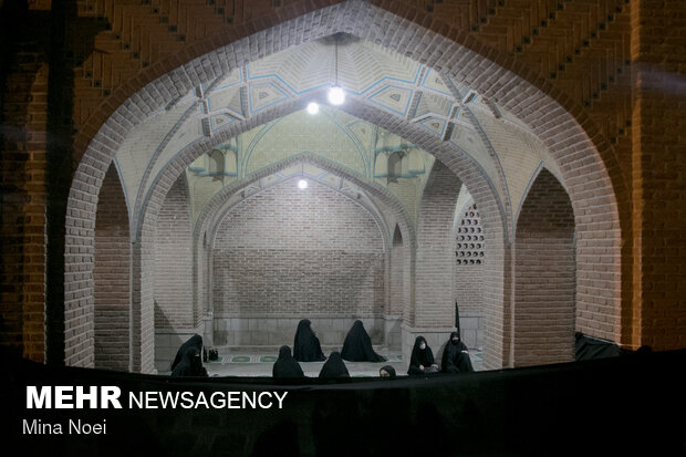 مراسم سوگواری اباعبدالله الحسین (ع) در محوطه مسجد کبود تبریز