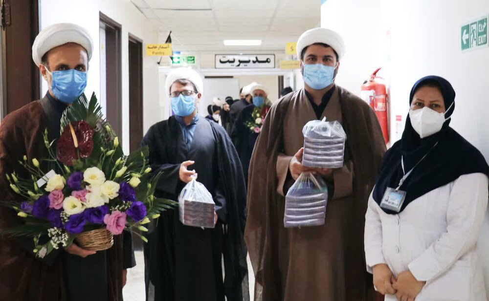 گروه های جهادی طلبه به کمک کادر درمان در بیمارستان نمازی آمدند