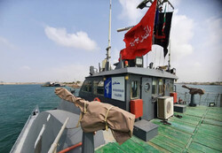 برافراشتن پرچم حسینی بر شناور شهید ناظری در خلیج فارس