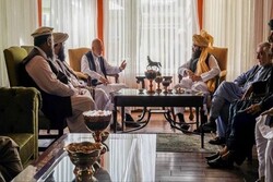 عضو هیات مذاکره‌کننده طالبان با کرزی و عبدالله دیدار کرد/ «ذبیح‌الله مجاهد» اولین وزیر طالبان شد