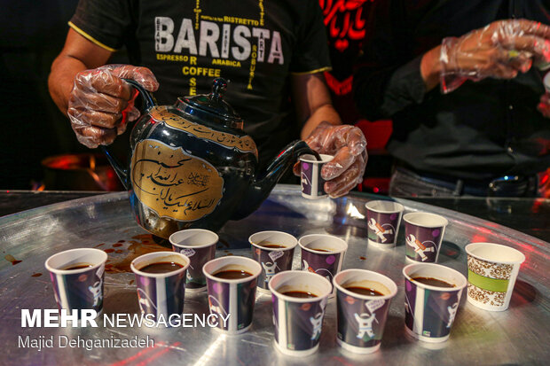 Yezd'de yapılan geneleksel "Matem Kahvesi"