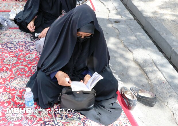 اقامه نماز جماعت ظهر تاسوعا در خیابان های مشهد