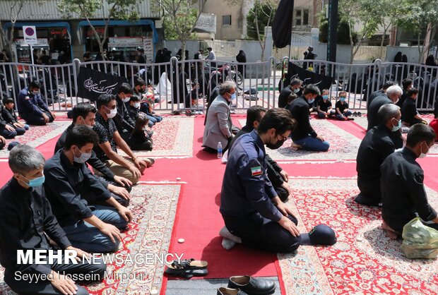 اقامه نماز جماعت ظهر تاسوعا در خیابان های مشهد