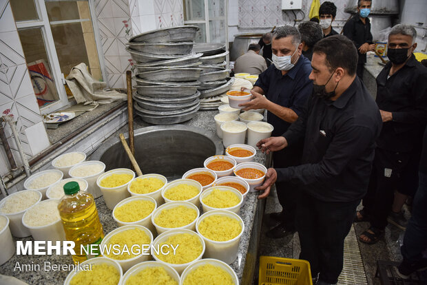 تهیه و توزیع شکرپلو و قیمه سنتی شیرازی با رعایت پروتکل های بهداشتی در تاسوعای حسینی-شیراز
