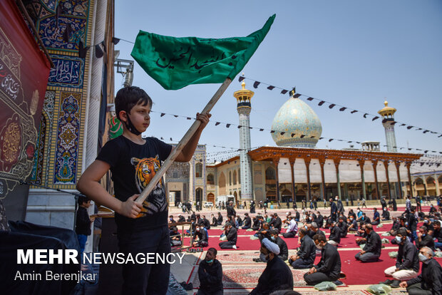 عزاداری ظهر تاسوعای حسینی و اقامه نماز ظهر تاسوعا در حرم مطهر شاهچراغ(ع) شیراز