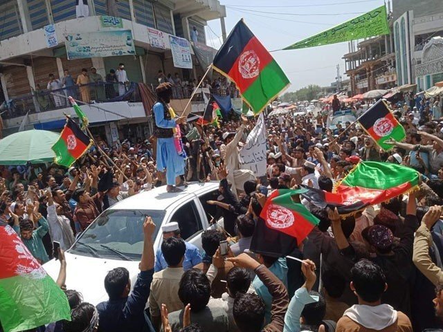 جلال آباد میں افغانستان کا پرچم اتارنے اور طالبان کا پرچم نصب کرنے کے دوران جھگڑے میں 3 افراد ہلاک