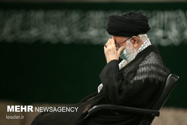 Leader attends Ashura night mourning ceremony
