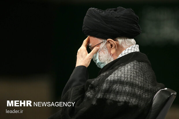 Leader attends Ashura night mourning ceremony
